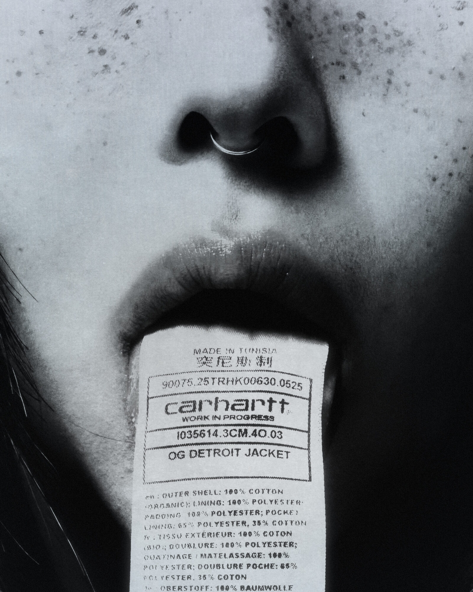Carhartt WIP 제품과 신체의 상징을 결합한 흑백 이미지. 3번째 컷.