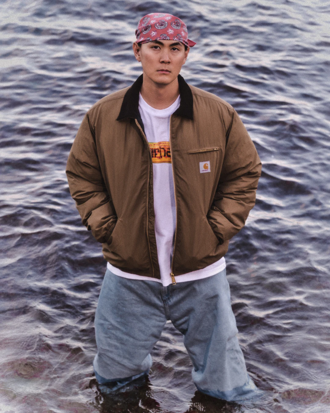 Carhartt WIP Hong Kong 2025 가을·겨울 에디토리얼에서 선별한 이미지. 2번째 컷.