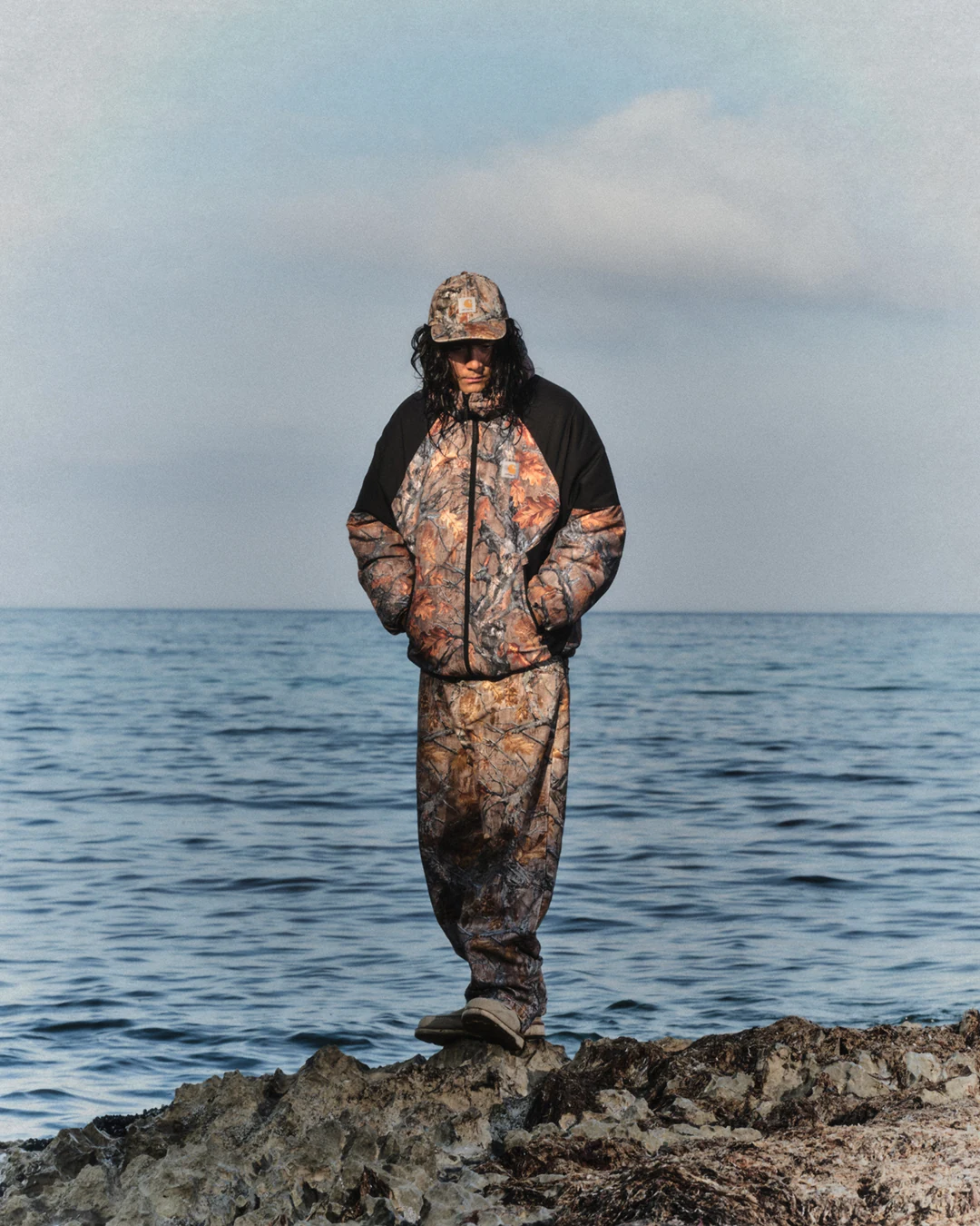 Carhartt WIP Hong Kong 2025 가을·겨울 에디토리얼에서 선별한 이미지. 4번째 컷.