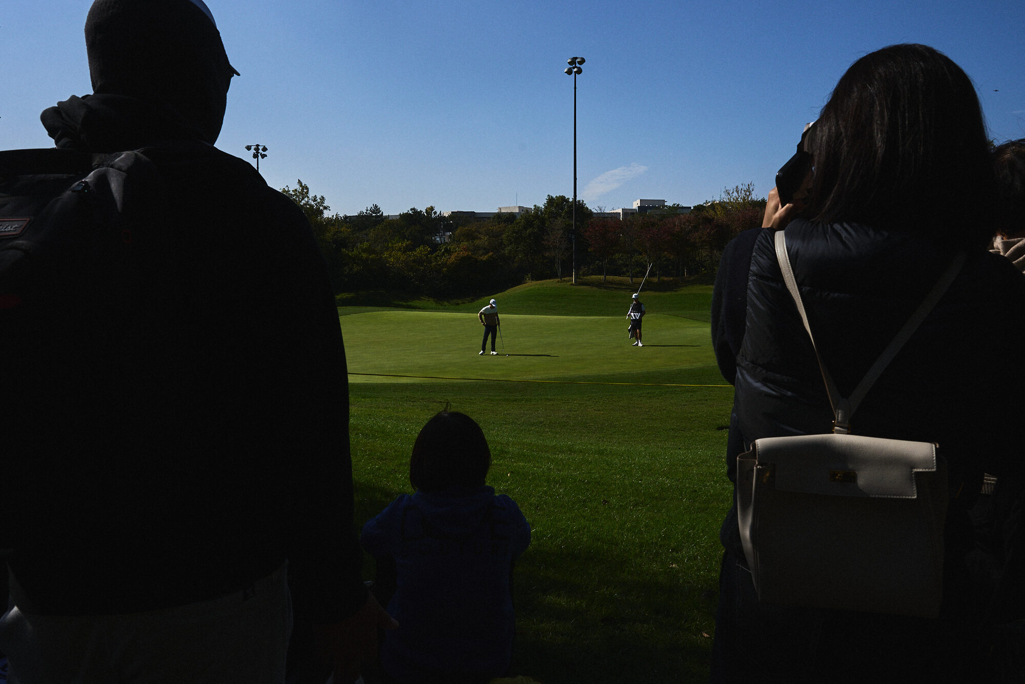 제주 KPGA 현장에서 흐르는 인물과 경기의 장면. 3번째 컷.