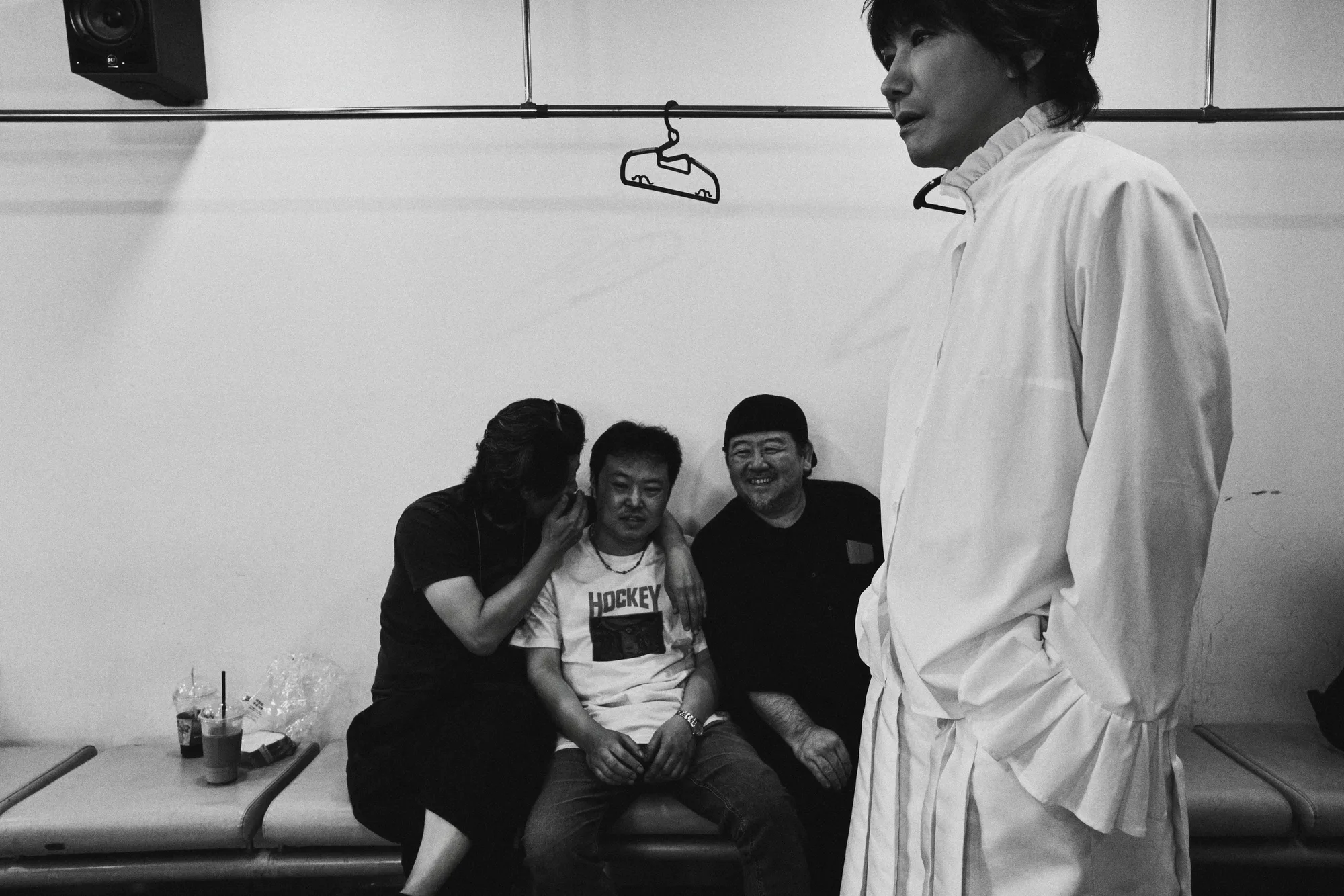 무대 위 조명을 받으며 노래하는 김장훈의 흑백 이미지. 7번째 컷.