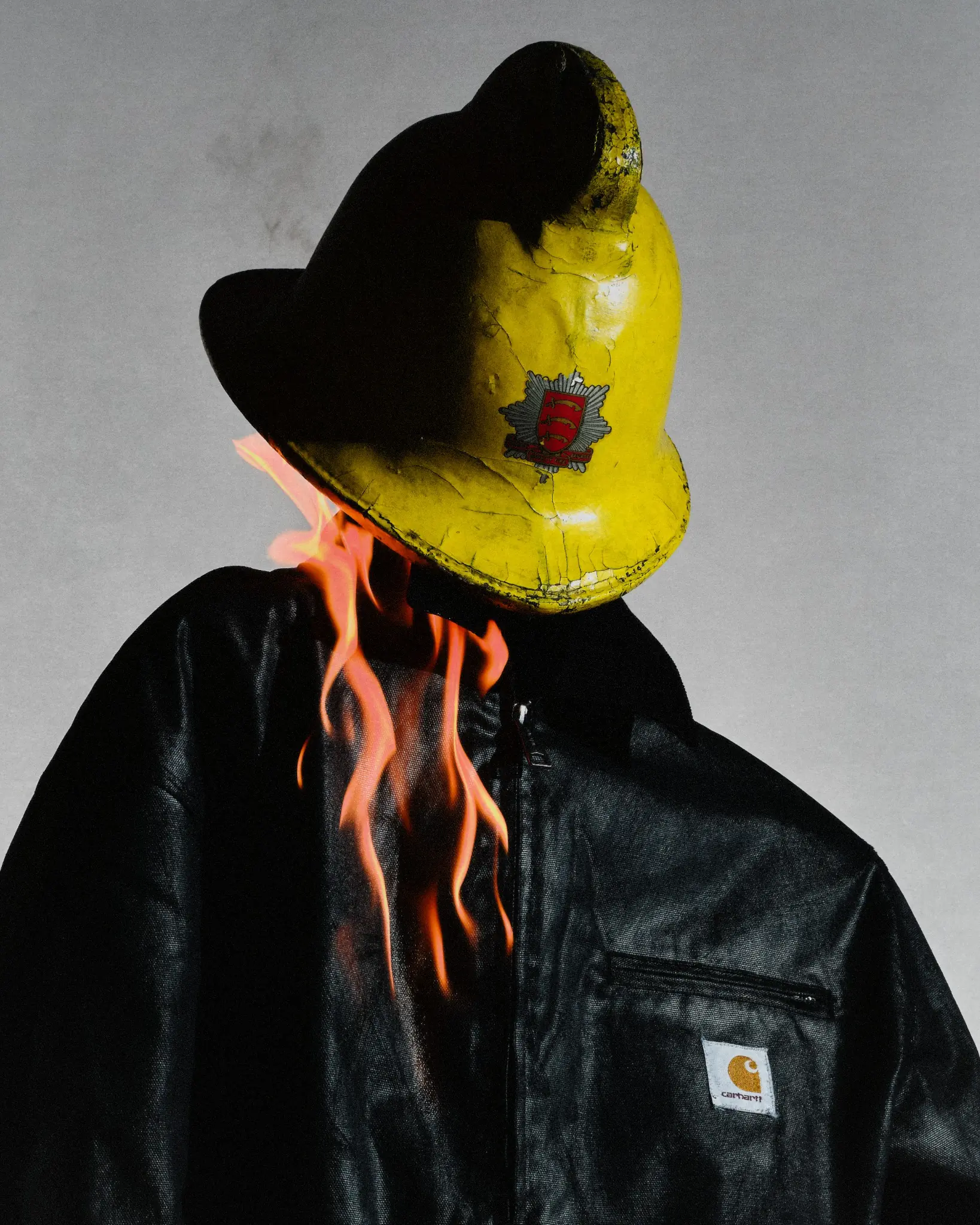 Carhartt WIP 제품과 신체의 상징을 결합한 흑백 이미지. 6번째 컷.